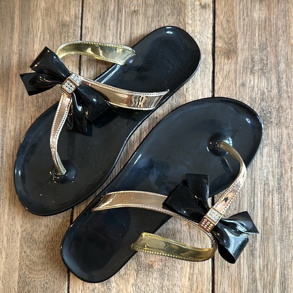 NWOT Bonnibel Girls Otto Black Gold Jeweled Bow Thong Slip-On Sandal / Sz 13/1